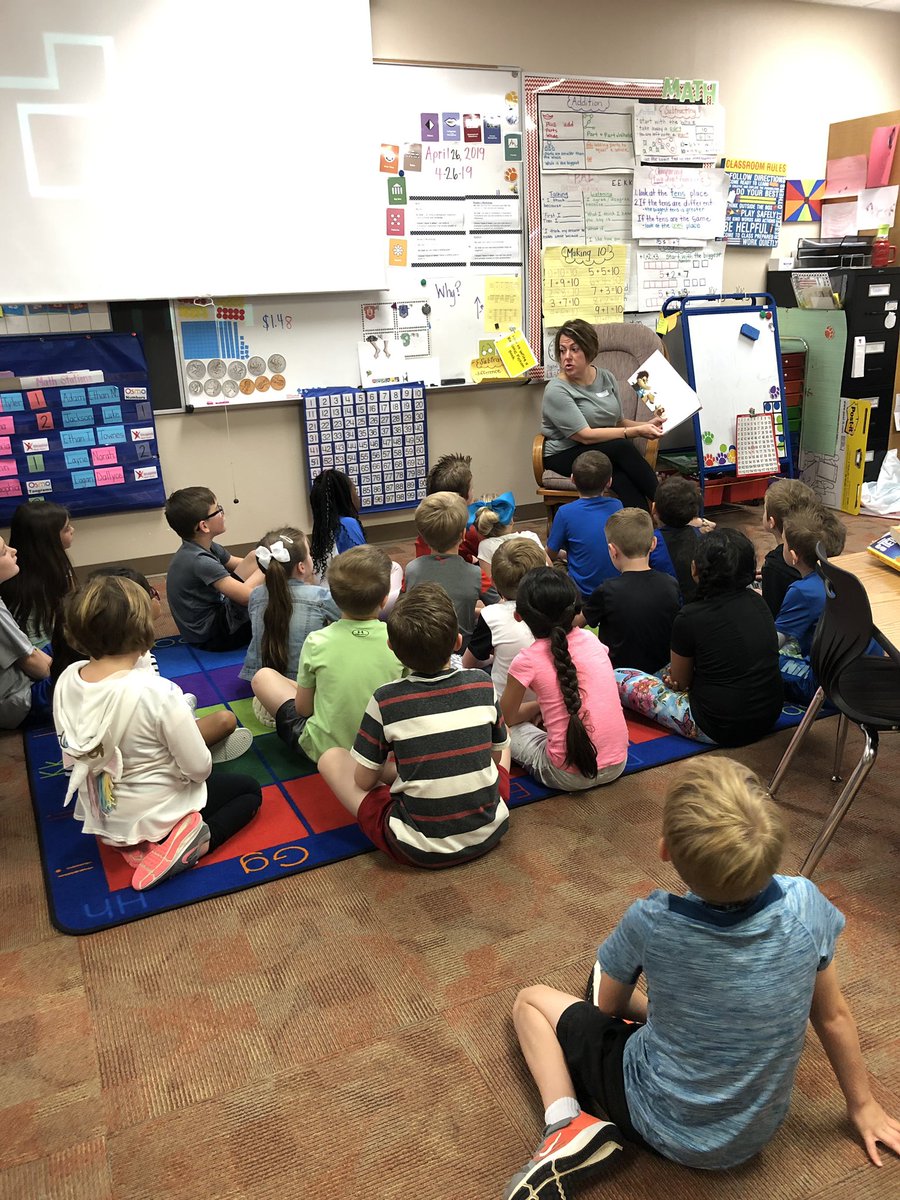 ChelseaHelm's tweet photo. We loved having a familiar face in our class today! Thank you, Mrs. Perry! @BeckElem #beckfirsties #NWreads https://t.co/0yJdUImN3S