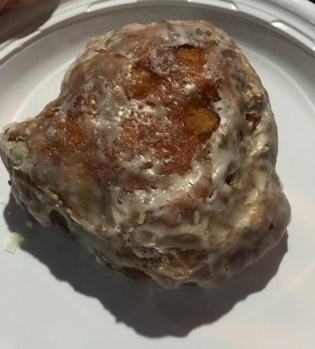 JaniceDean's tweet photo. You guys know how much I love #applefritters! My friends @retro411 @KINGOFCOMSENSE @leedavis303 brought me the BEST fritter I’ve ever had from #StatenIsland #PieceACake It was life changing and passed the @foxandfriends crew test! I may need some for my birthday! (Hint!) 😋 https://t.co/7LSKUZBFEC