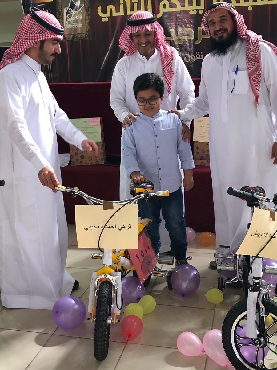 yarmook11's tweet photo. تكريم الطلاب في برنامج الأرشاد الطلابي التحفيز لتجاوز نقاطهم الف نقطه وحصولهم على الدرجات الهوائيه 
#تعليم_المذنب 
#الأرشاد_الطلابي https://t.co/lVf4yx749O