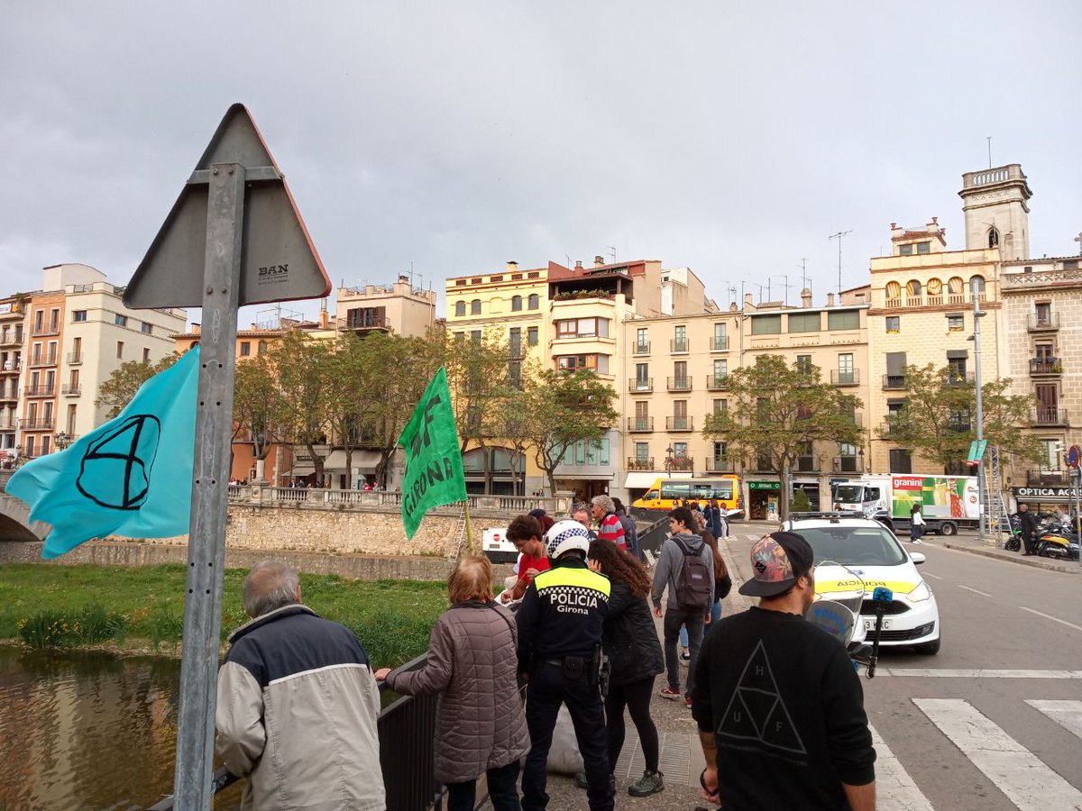 adria_compte's tweet photo. Les pancartes dels partits polítics hi poden ser, però les d'un col·lectiu estudiantil com @ForGirona que lluita per posar en el debat polític l'emergència climàtica global i fer front al canvi climàtic no? Com funciona això @girona_cat? https://t.co/5t7oBnja0b