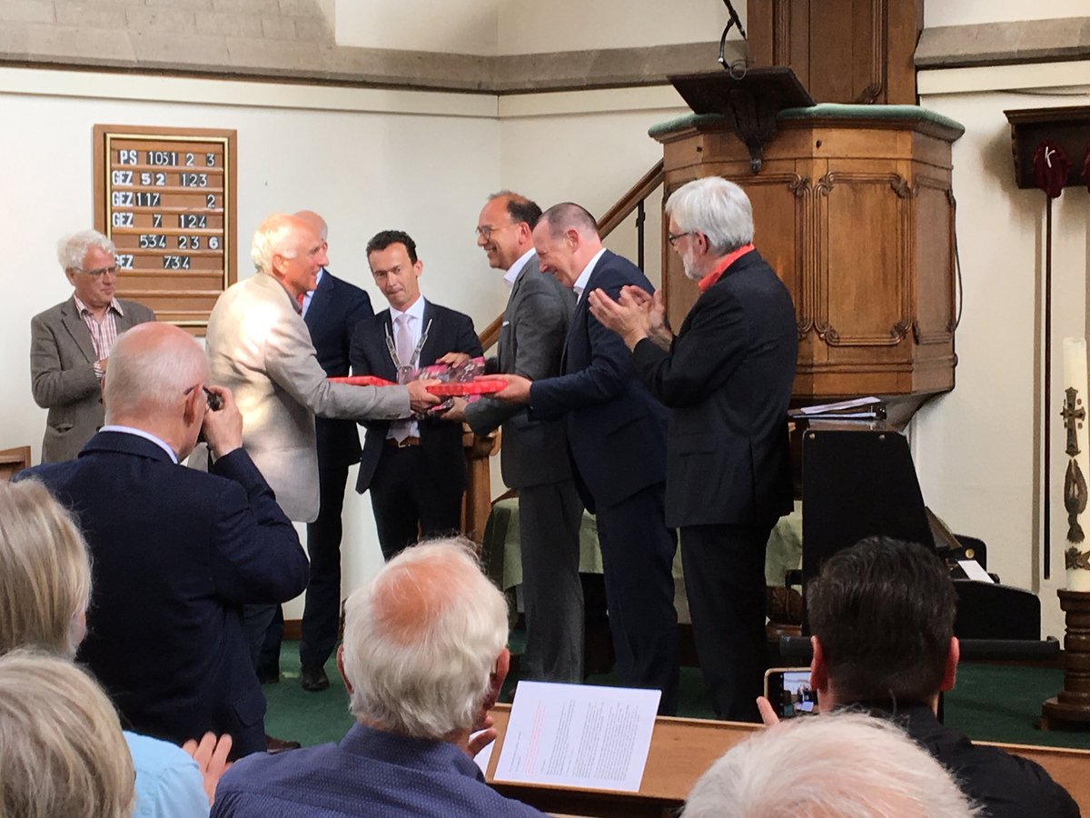 Burgemeesters in de #Liemers nemen het nieuwe boek Liemers in ontvangst tijdens de boekpresentatie in Aerdt