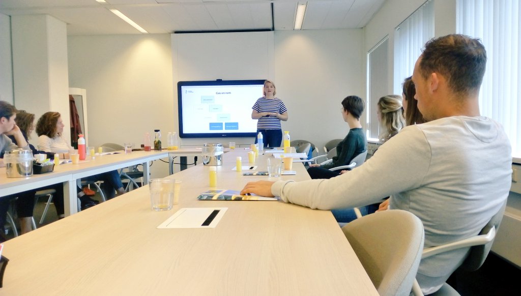 BRAM ontwikkeldag over mentale fitheid! Aandacht en focus bij persoonlijk energiemanagement, zodat je niet uitgeblust raakt. Mindful op kantoor met <a href="/MyrtheKraai/">Myrthe Kraai</a>, #barefootandawesome, teamsquat en een ademreis met bmind.nl. Inspirerende dag!
#mentaalfit