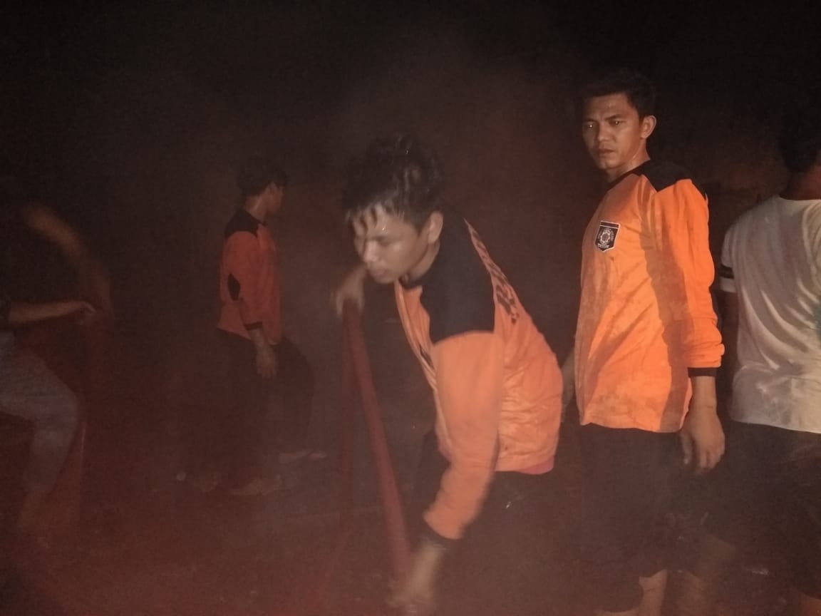 Banser Sulsel Asal Enrekang dan Sidrap membatu masyarakat yang terkena musibah kebakaran..

#Bagana
#BanserTanggapBencana
#BanseraberulahLagi pic.x.com/9gNKpRXtC2