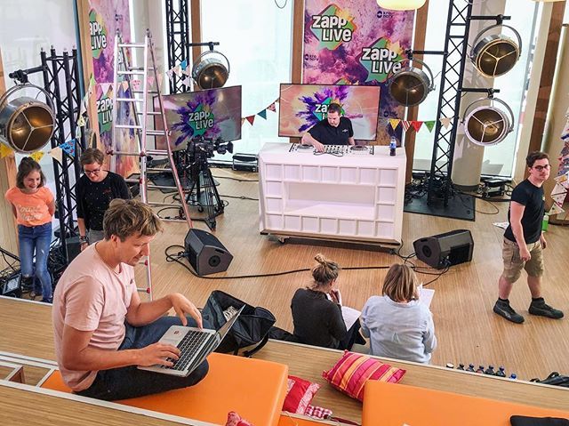 Hier heb ik toch ZIN IN!! 🤗🎈Dit is morgenochtend onze ‘studio’ in de kantine van het @prinsesmaximacentrum (bijzonder ziekenhuis), we schuiven de bedden en infuuspalen zo de uitzending in 💪🏼 Ik spaar liefde voor alle jonge strijders die hier behandel… bit.ly/2ZDUV4n