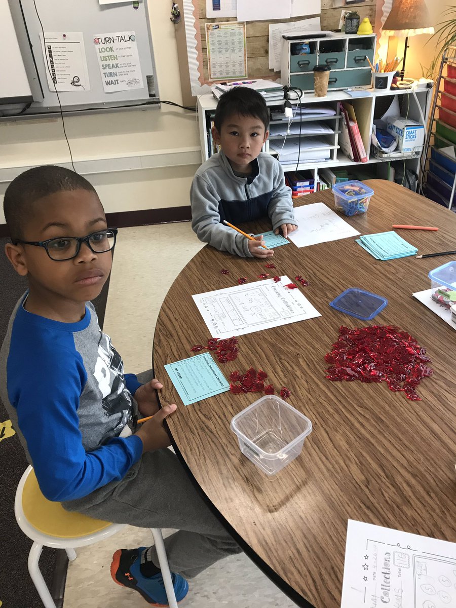 weed_amy's tweet image. Counting collections in first grade. We are unitizing! #unitize #bigthinking @DanielleLegnard