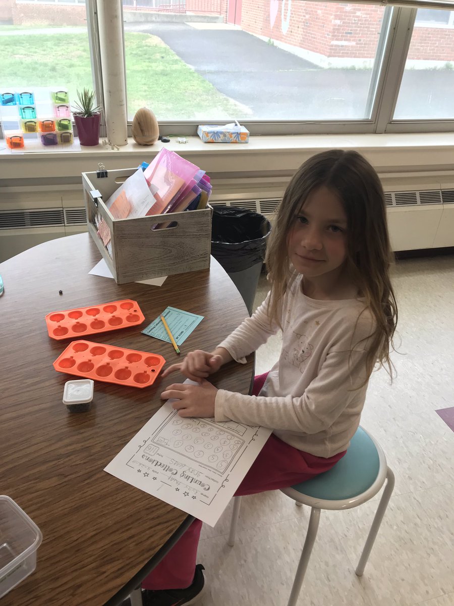 weed_amy's tweet image. Counting collections in first grade. We are unitizing! #unitize #bigthinking @DanielleLegnard