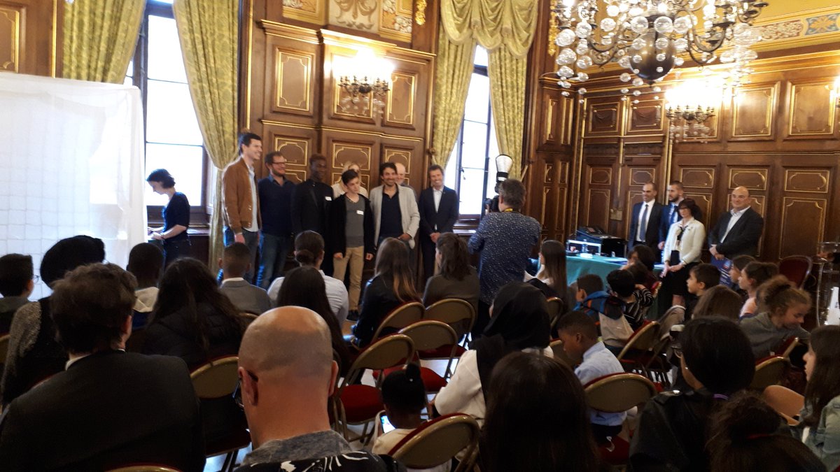 ⚽️🏆Très belle performance des jeunes commentateurs de Raconte @moi_match présidé par <a href="/corinepetit17/">Corine Petit</a> et #OmarDeFonseca, animé par @ArnoCaroline avec les applaudissements du public dont les parrains Frédéric Neymon <a href="/ageetperspectiv/">Age et perspectives</a> et Jacques Tassi ! Bravo au binôme gagnant 🥇