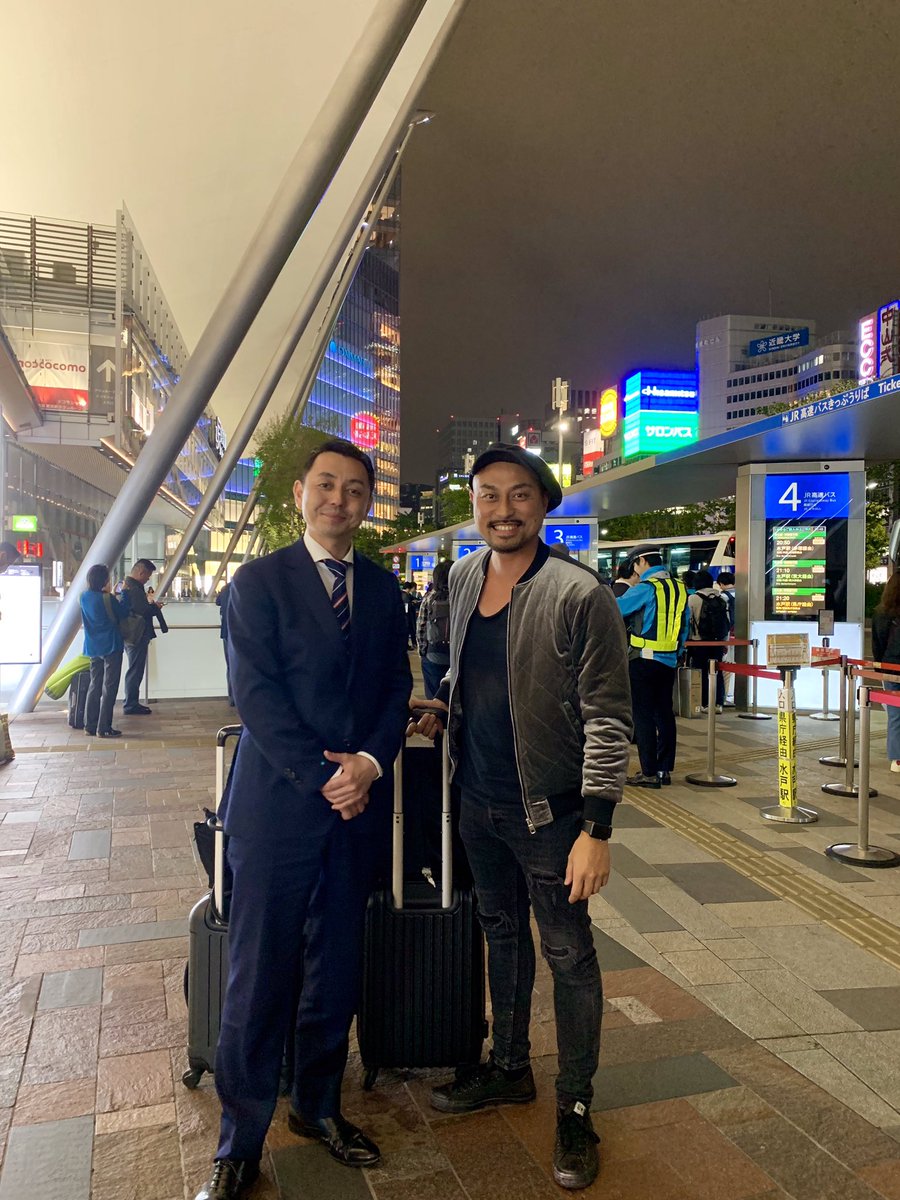 DAISUKEART's tweet photo. 幼馴染の健太郎と東京駅でバッタリ！
アート活動を始めるきっかけになった恩人！ 

明日から東京でアートの可能性を広げて来ます！

#東京 #art #daisukeart #画家 #アートの可能性 https://t.co/KaDcLlUTgS