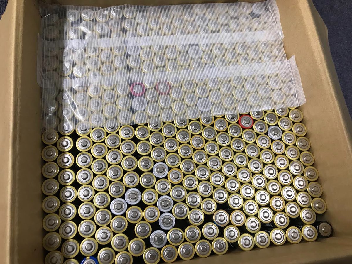 使用済み乾電池の廃棄処理。専門の業者にお願いするのですが、「完全絶縁状態」で梱包して下さいと。えー！ 1本1本電池にテープを貼るのが面倒で編み出した「 電池端子まとめ貼り」の美しさをご覧下さい。 #美しい整列 #資源は大切に #平成最後の金曜日