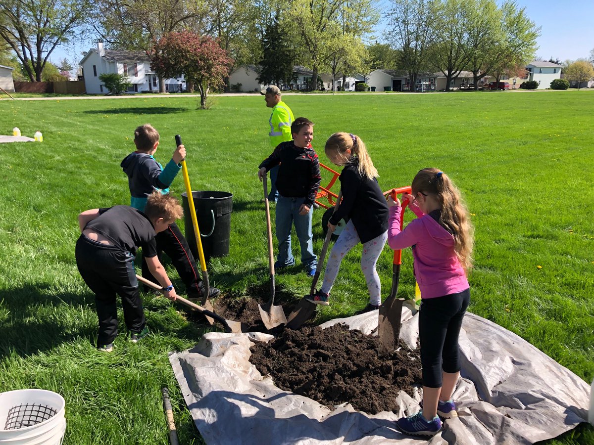 QueenLean44's tweet image. More third graders digging holes for our new trees at Lincoln School! #mac185