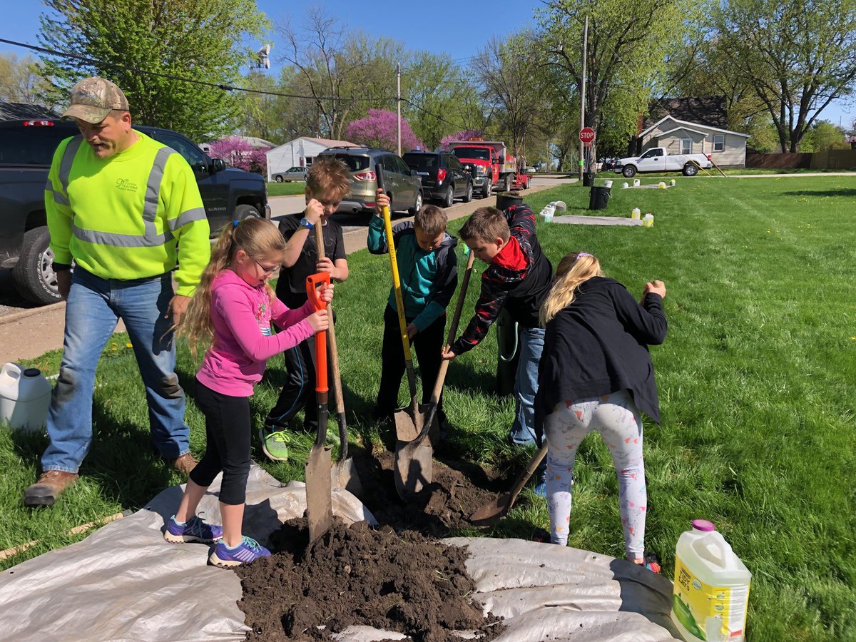 QueenLean44's tweet image. More third graders digging holes for our new trees at Lincoln School! #mac185