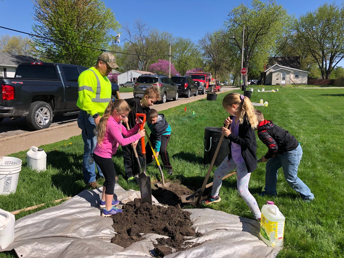 QueenLean44's tweet image. More third graders digging holes for our new trees at Lincoln School! #mac185