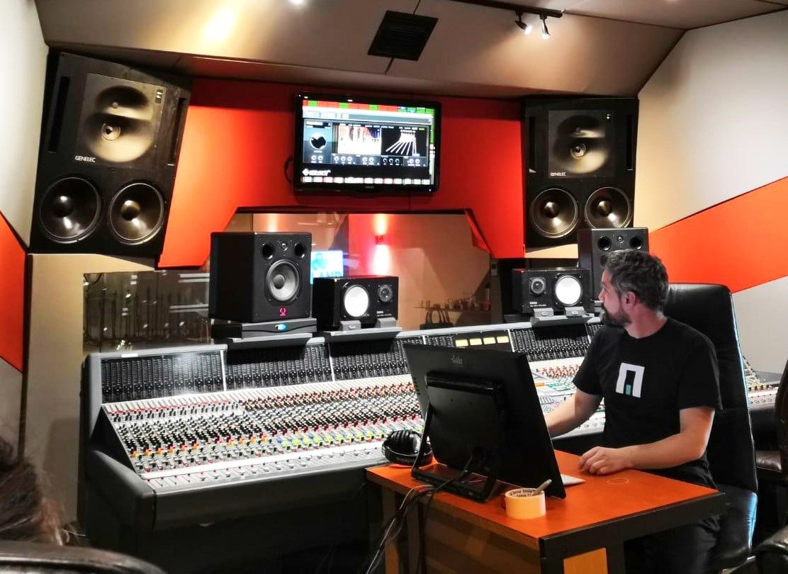 Would you like to treat your team to a one-of-a-kind experience? Follow in the footsteps of U2, Ed Sheeran, Metallica and many more and explore the recording studio where some of the greatest songs were made. Unleash your team’s inner rockstar and record your very own hit record!