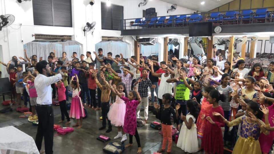 giuliomeotti's tweet photo. Ramesh Raju era un padre, un marito, un imprenditore e un cristiano. La mattina di Pasqua portò moglie e figli nella chiesa di Batticaloa. Ha fermato in tempo l’attentatore, che si fece esplodere fuori dalla chiesa, sventando una strage ancora più grande. Ramesh è morto sul colpo https://t.co/LM4QEkO2Te