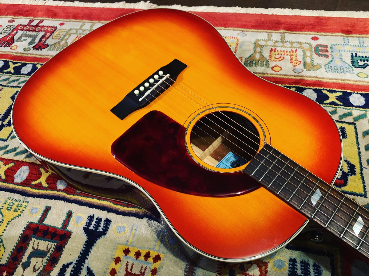 今回のオーダーはこちら。 Epiphone FT-79 ピックガードです。 お客様 