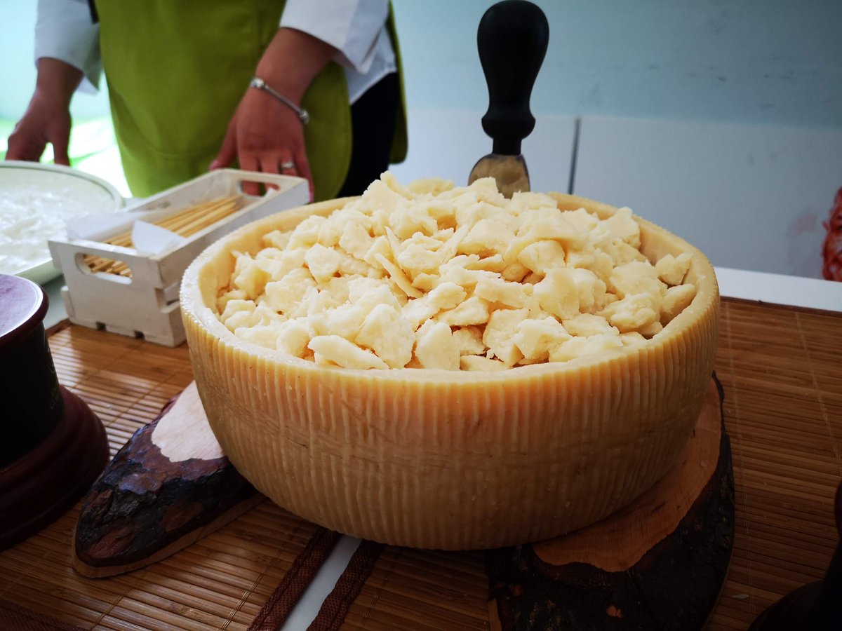 monicacesarato's tweet photo. It's a hard job but somebody's got to do it... Foodbloggering at Formaggio In Villa Villa Farsetti 

#formaggioinvilla #villafarsetti #veneto #cheese #wine #beer #lifeofafoodblogger #winetasting #cheesetasting #beertasting #foodinveneto #foodie #venetofood #foodblogger https://t.co/iJnMxnpZ8L