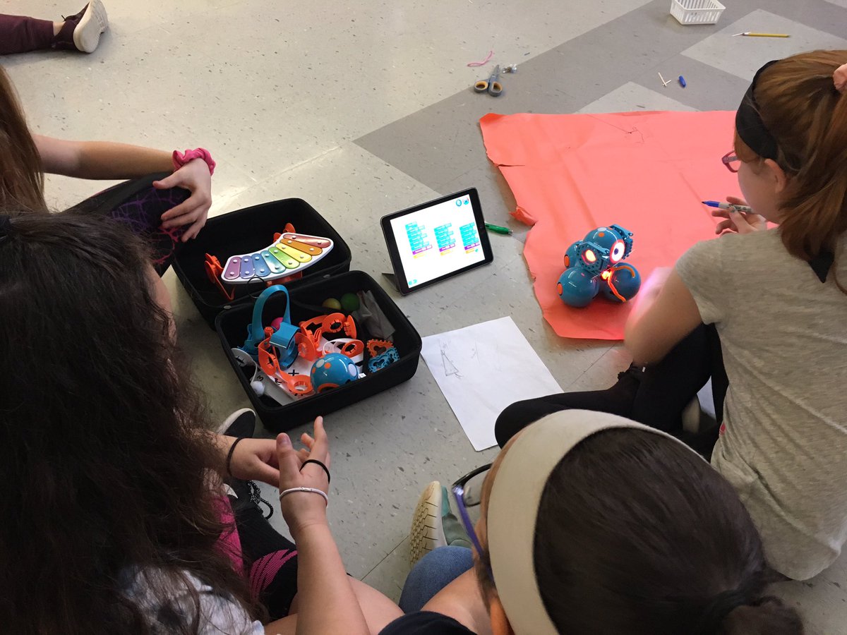 CVISLibrary's tweet image. No better way to review geometric shape &amp;amp; angles than w #dash @WonderWorkshop. @CVIS17350 #R2R