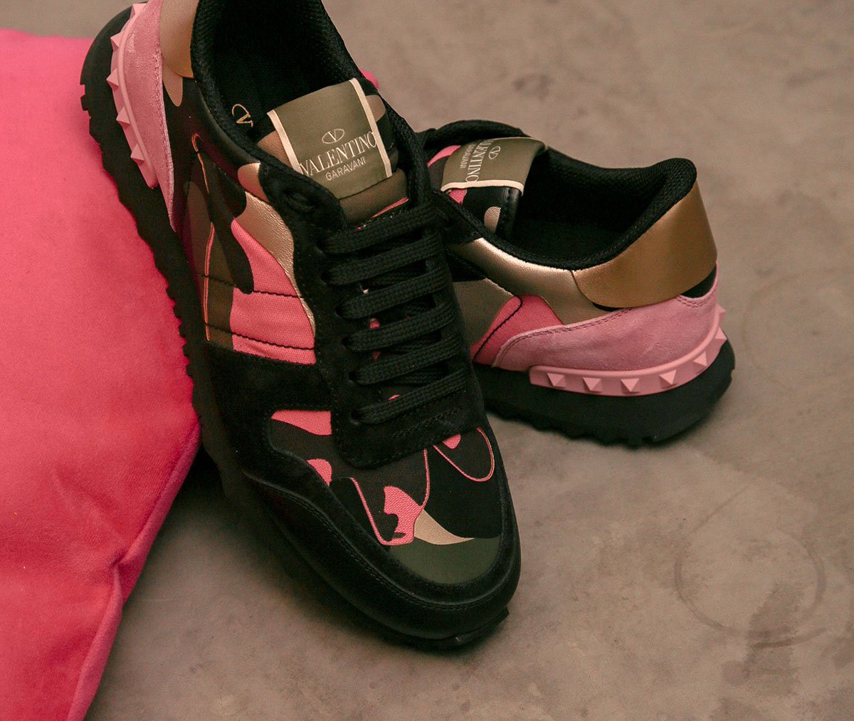 flannelsfashion's tweet photo. Put your best foot forward with the @MaisonValentino Rockrunner trainers: https://t.co/xRsLw2u9Nn

#VALENTINO #ROCKRUNNER https://t.co/zrBJOvl6Y9