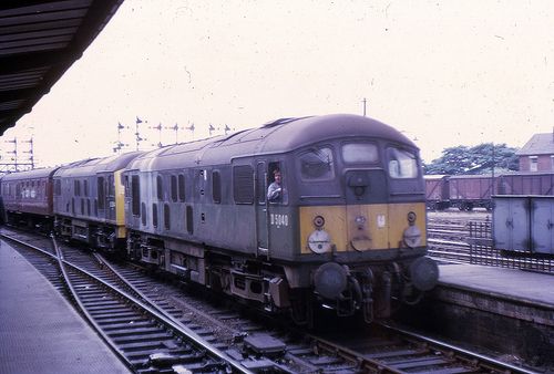 RailwayCentral's tweet photo. A pair of #Class24 #D5040/#D5044 locomotives pass north through #Preston #Railway Station 03/08/68.... π·#GeoffCoward.... @RailwayCentral https://t.co/QuUZkzbdNA