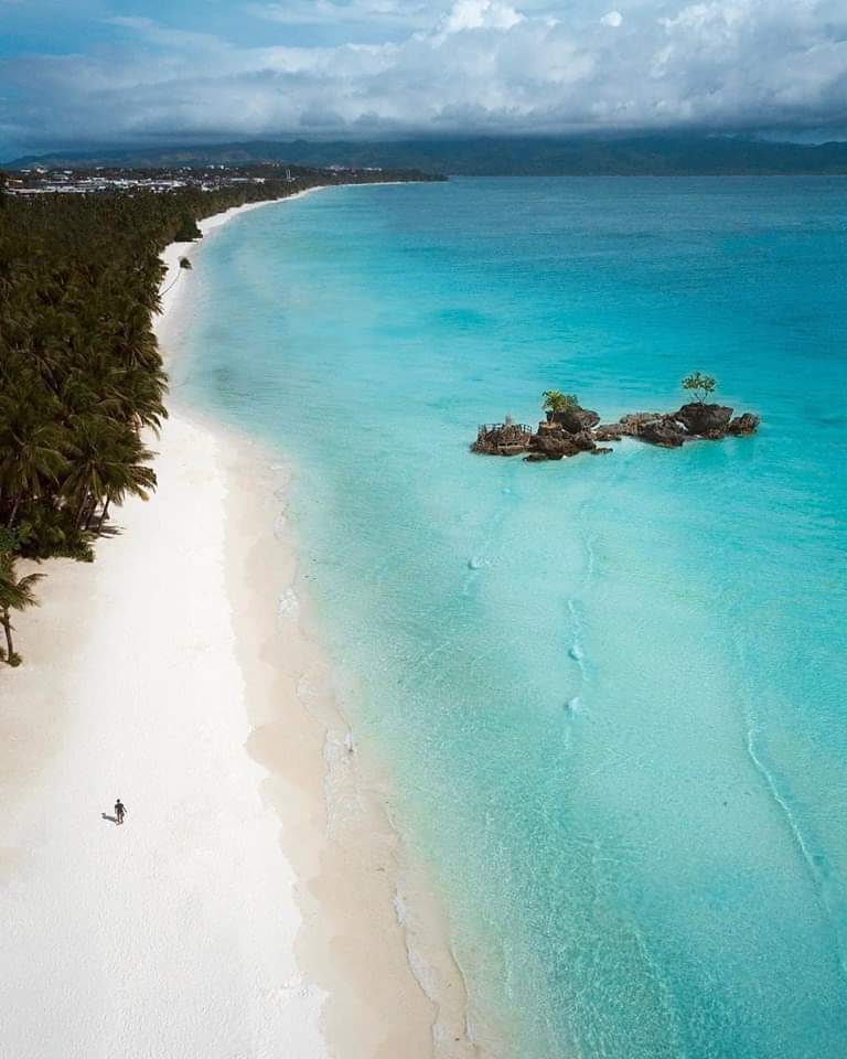 deeoenalpe's tweet photo. Isinusulong ngayon ng pamahalaang lokal ng Malay, Aklan ang pagpataas ng environmental fee sa Isla ng Boracay mula sa kasalukuyang Php75.00 sa Php150.00. Suportado rin ito ni DENR  @DENROfficial Sec. Roy Cimatu. 

#Boracay #AklanPH🇵🇭 https://t.co/NB3voFmMwX