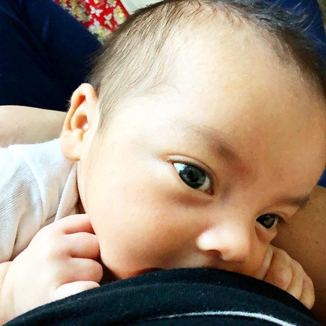 hawthandmain's tweet photo. Help!! Been breast feeding both 🙌🏻 Wasn’t sure if I was going to be able too... I did the math on formula for two 😳and decided  to make a new commitment to make this work. I have been pumping as well. I am exhausted. Any other tips or ideas on keepin… https://t.co/iYTxze1kr3 https://t.co/Jm3ExLDqAk
