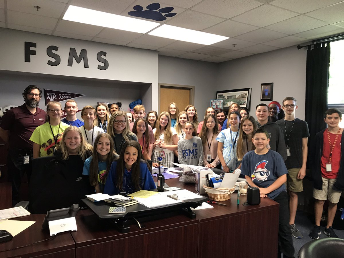 MHSBARNESBUNCH's tweet photo. Happy Late Principal Appreciation Day! Thank you for always supporting @FrankSealeStuCo & allowing us to reach our goals @gunnersag! #MISDHAPPY #MISDPROUD https://t.co/4ydNhcnxOm