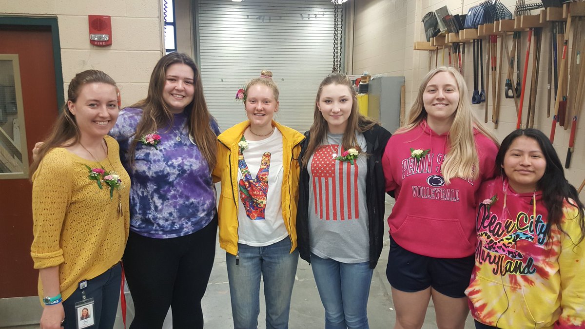 _J_Case's tweet photo. #plantscience is working on corsages as apart of the floriculture unit. @CV_AgSciences https://t.co/ibNMny5oqm
