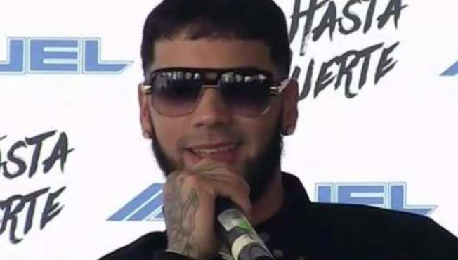 Comosedio's tweet photo. Un impresionante debut: Anuel AA se convierte en el Artista del Año en la noche de Premios Billboard 2019 https://t.co/ROxl8xX8cB https://t.co/SirHfgVurk
