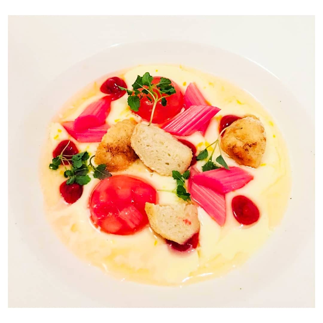 chandco's tweet photo. Its the last #CHCODOTW of April! So we'd thought we'd end it with two delicious desserts 🤤 RT for this seasonal rhubarb dessert from @113ChanceryLn for a #wedding tasting yesterday
Or Like for this delicious blood peach parfait, blueberries, coconut dessert from @rsahouse 🍑 https://t.co/B3heHu8uOi