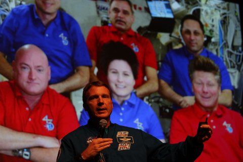 MightyFine89's tweet photo. Happened Birthday β¦@AstroSamanthaβ© Have a wonderful day! #Exp42 #Exp43 https://t.co/nNfjsAGY0s