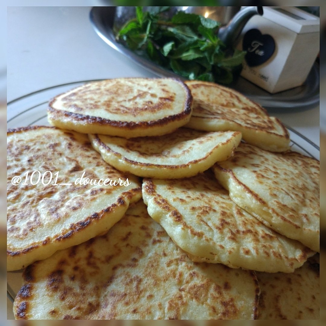 1001_douceurs's tweet photo. Quand ont aime les beignets et les pancakes voilà une belle façon de se faire plaisir. Un beau mélange des deux en matière de goût et texture et sa donne sa 😉👌 #mkhanfar #crepesmarcocaine #sfenj #pancake https://t.co/2Tz316DW9Z