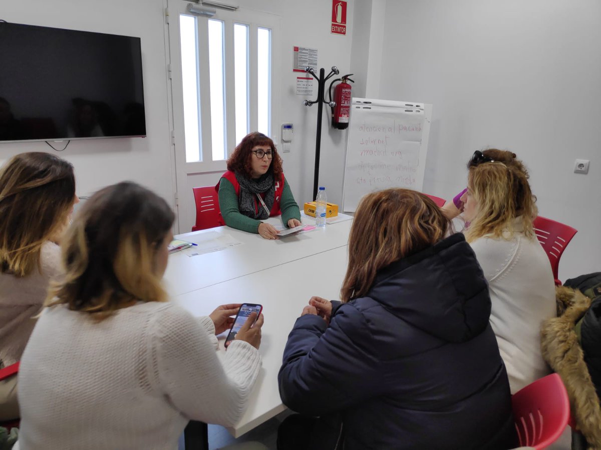 Lanzaderalegan2's tweet photo. En nuestro último día, además de tomar parte en un programa en Directo con "Radio 5 todo Noticias Mañana" hemos asistido al Centro de Cruz Roja de Leganés, y Laura Garcia Rojas, Técnico de Empleo, nos ha informado sobre el plan de empleo que están llevando a cabo. https://t.co/GNKoxhDTWV