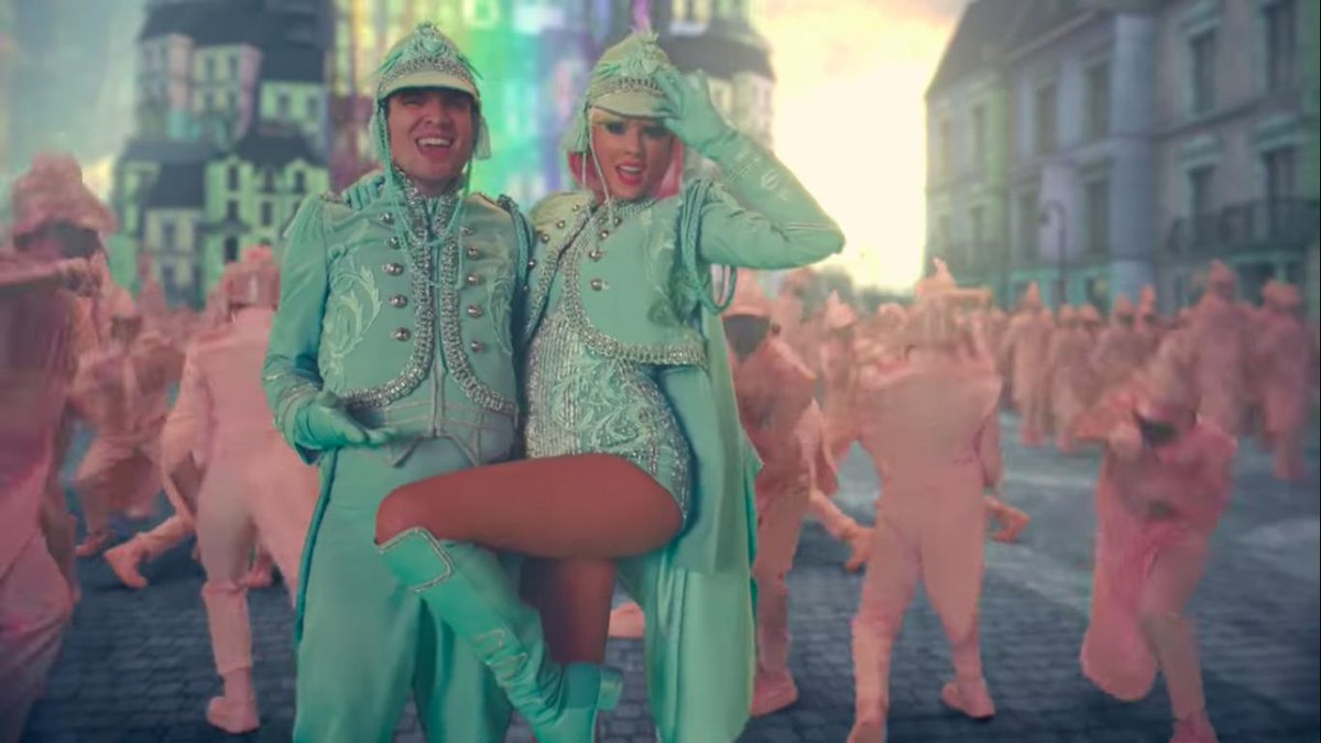 escandalamx's tweet photo. ¡Zas, pero no culebra! Mi Taylor Swift lanza nueva canción, y videa, y enloquece a fans que aseguran que se acabaron sus días de liosaaaa #Ellaaaaa #Mencantaaaa #TiemblenLasPlásticas #me >> https://t.co/3EgnKi9mns https://t.co/HPXmrEpaQw