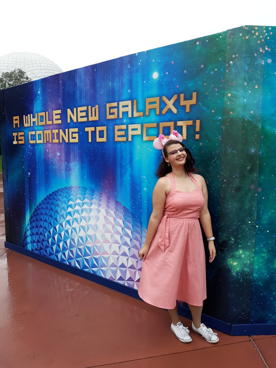 SavyDoesDisney's tweet photo. #galaxywall https://t.co/mgQop7VzKn