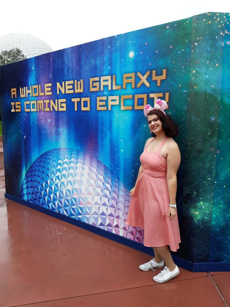 SavyDoesDisney's tweet photo. #galaxywall https://t.co/mgQop7VzKn