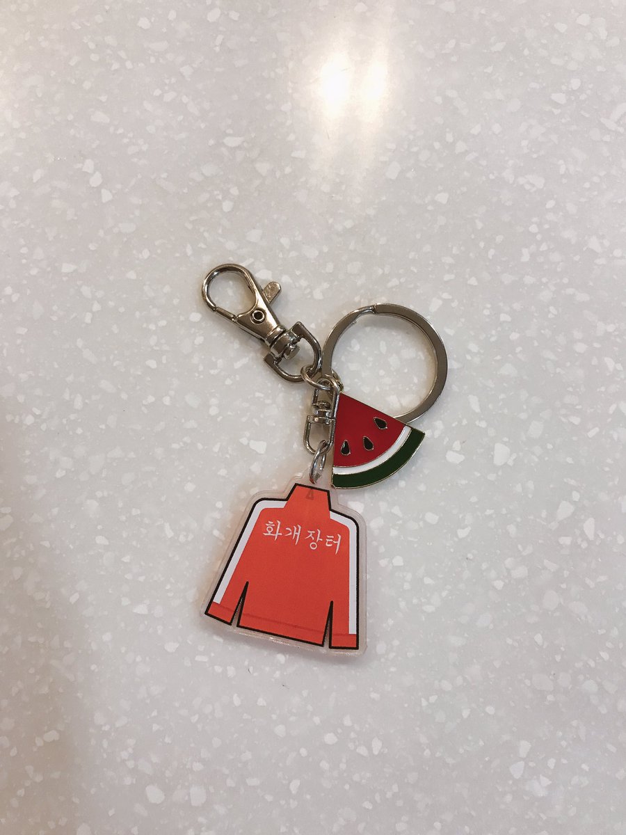 선입금 솝츄리닝 키링 샘플입니다! 
조만간 착샷도 올리도록 하겠습니다❤️
수박이랑 완전 찰떡으로 나왔습니다! 넘넘 귀여운 솝츄리닝 키링 받을 수 있는 날이 얼마 안남았어요! 초록색 버전은 또 나중에 올릴게요!