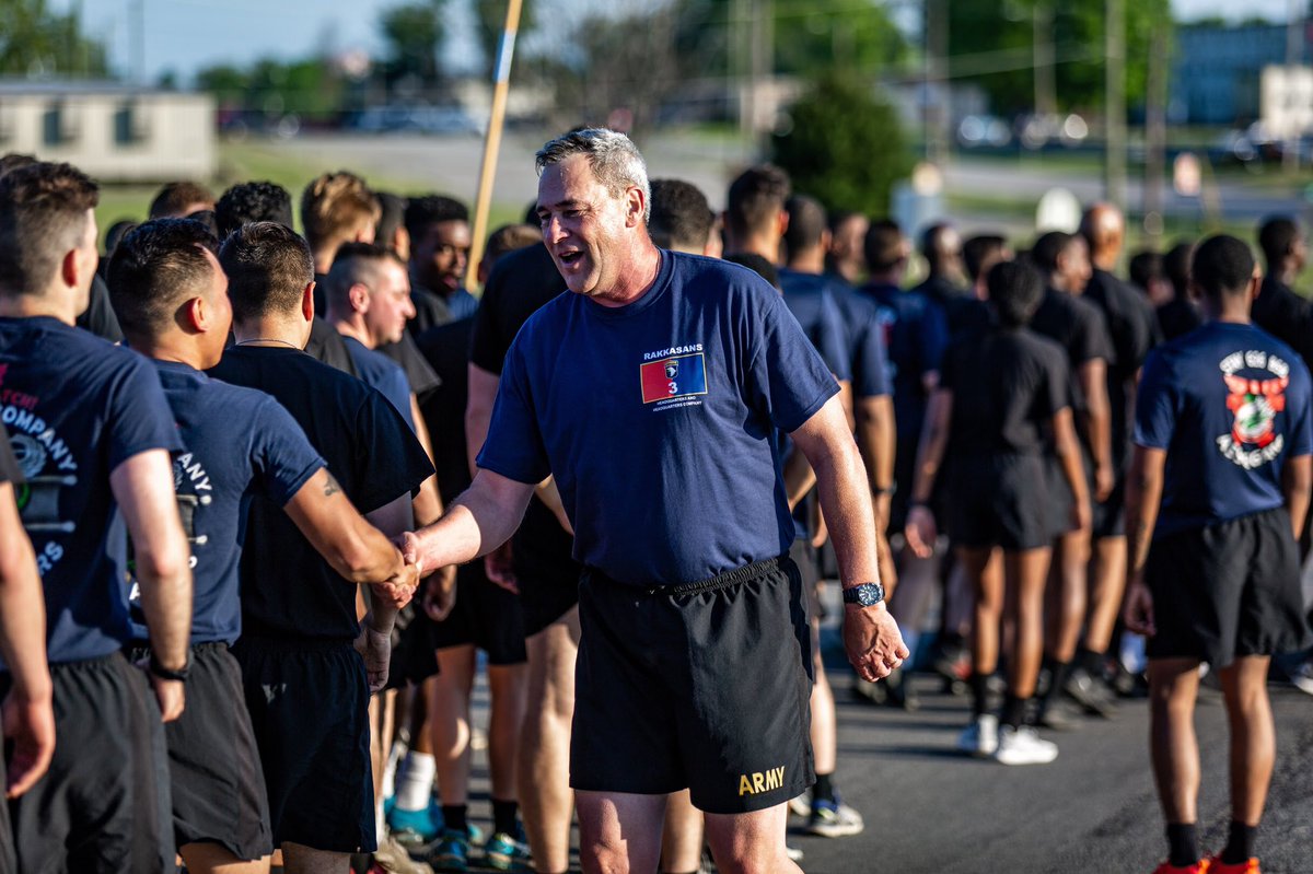 TheRakkasans's tweet photo. .@USArmy Soldiers assigned to 3rd Brigade Combat Team, @101stAASLTDIV conducted a four-mile brigade run at Fort Campbell, Ky., April 26. 

Maj. Gen. Brian Winski, Eagle 6 joined the Soldiers on the run, and congratulated them on their accomplishments over the past few months. https://t.co/WecMilJEHG