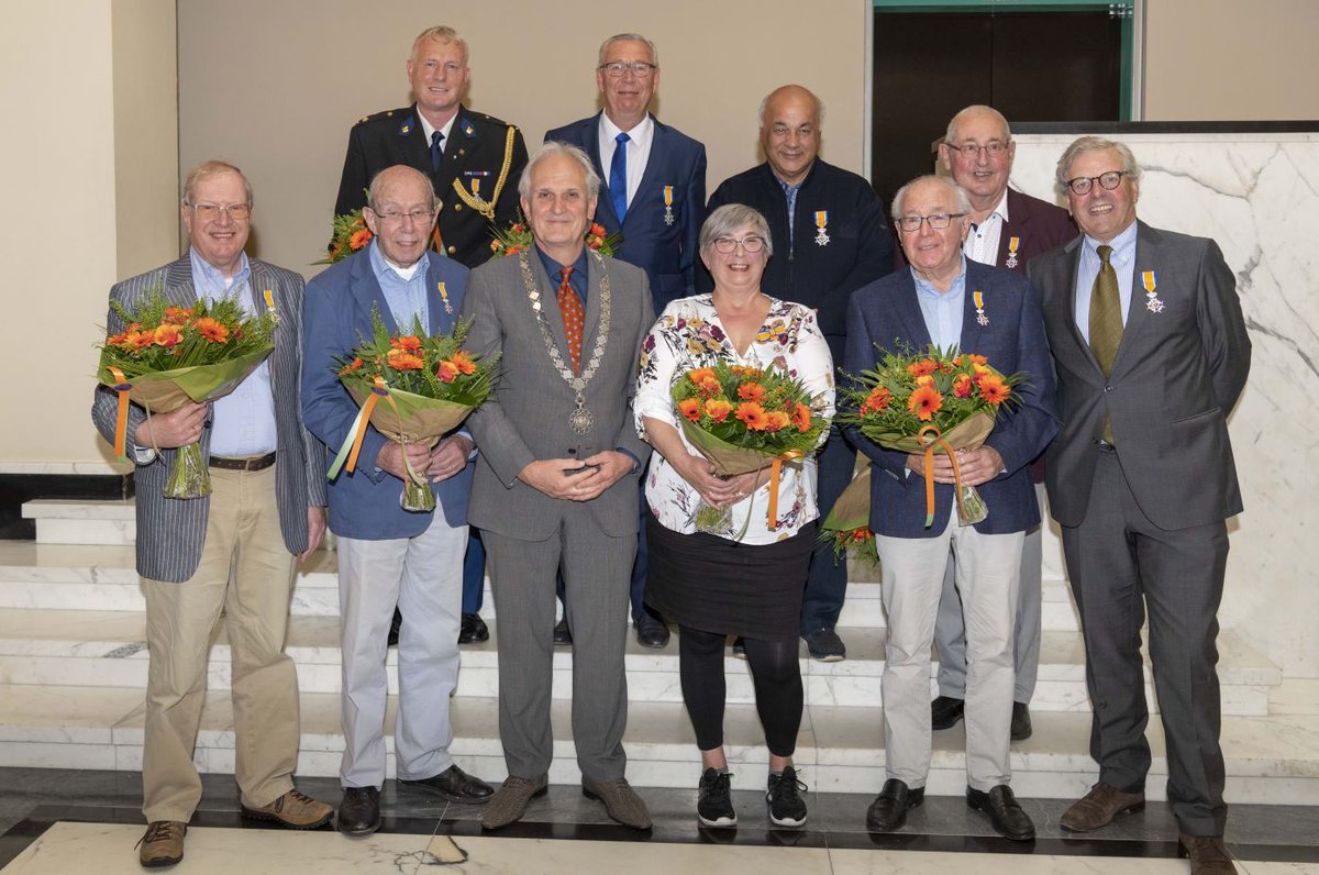 GemeenteHsum's tweet photo. #lintjesregen vandaag in #hilversum. Tien zeer betrokken vrijwilligers geëerd. Negen van hen ontvingen vandaag een wel verdiende Koninklijke onderscheiding uit handen van burgemeester @pieterbroertjes. Eén vrijwilliger was afwezig vanwege vakantie. https://t.co/KKlHqD2LaK