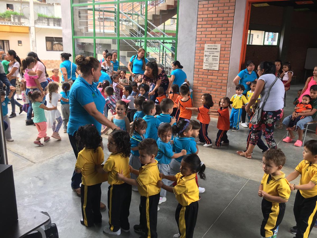 alcaldiaocana's tweet photo. Los niños de los hogares comunitarios de La Ciudadela Norte disfrutan de la Juegaton que se realiza en la Biblioteca Chaid Neme por la administración de @MiriamPradoC, actividades realizadas en el marco de la celebración del Mes de la Niñez #SumateJugando https://t.co/dGGRIwkFmq