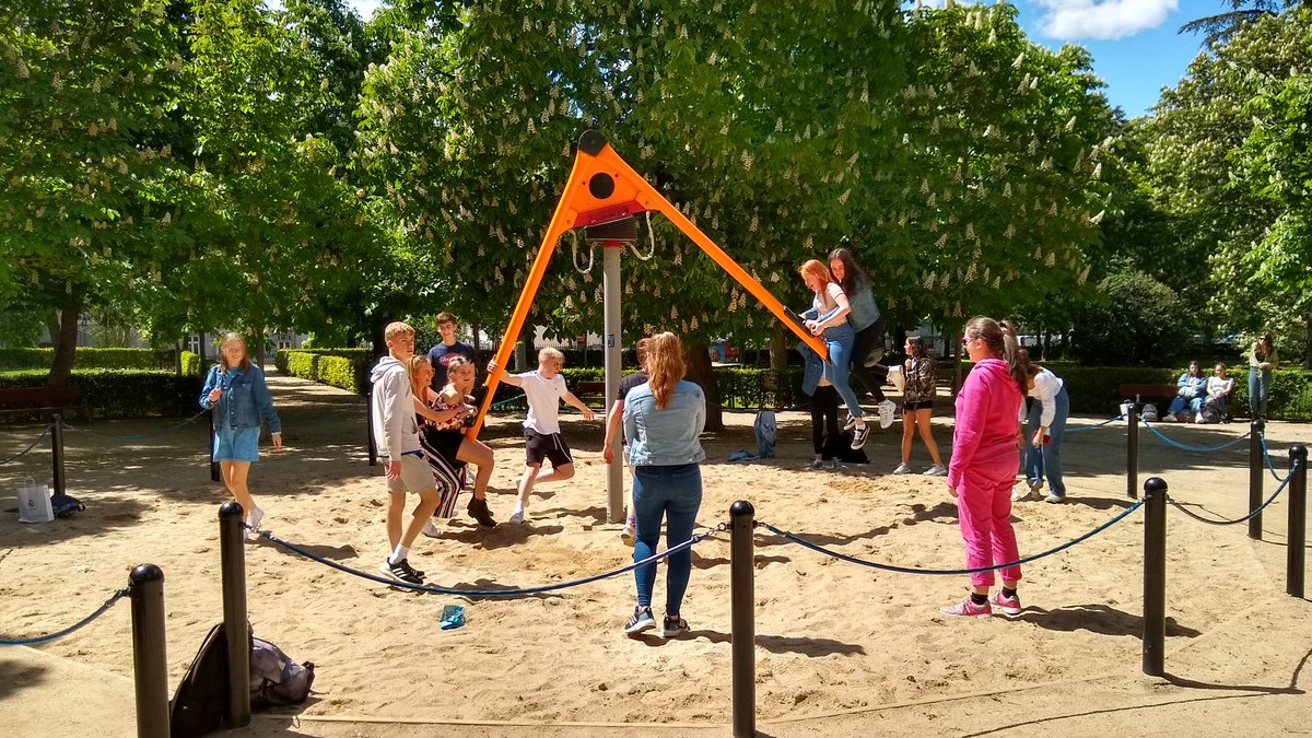 LkeLuz's tweet photo. El Retiro Park... Kids being kids! So nice.@RGSWorcester @IESGOYAnoticias @RGSW_MFL https://t.co/VuAIexQEsh