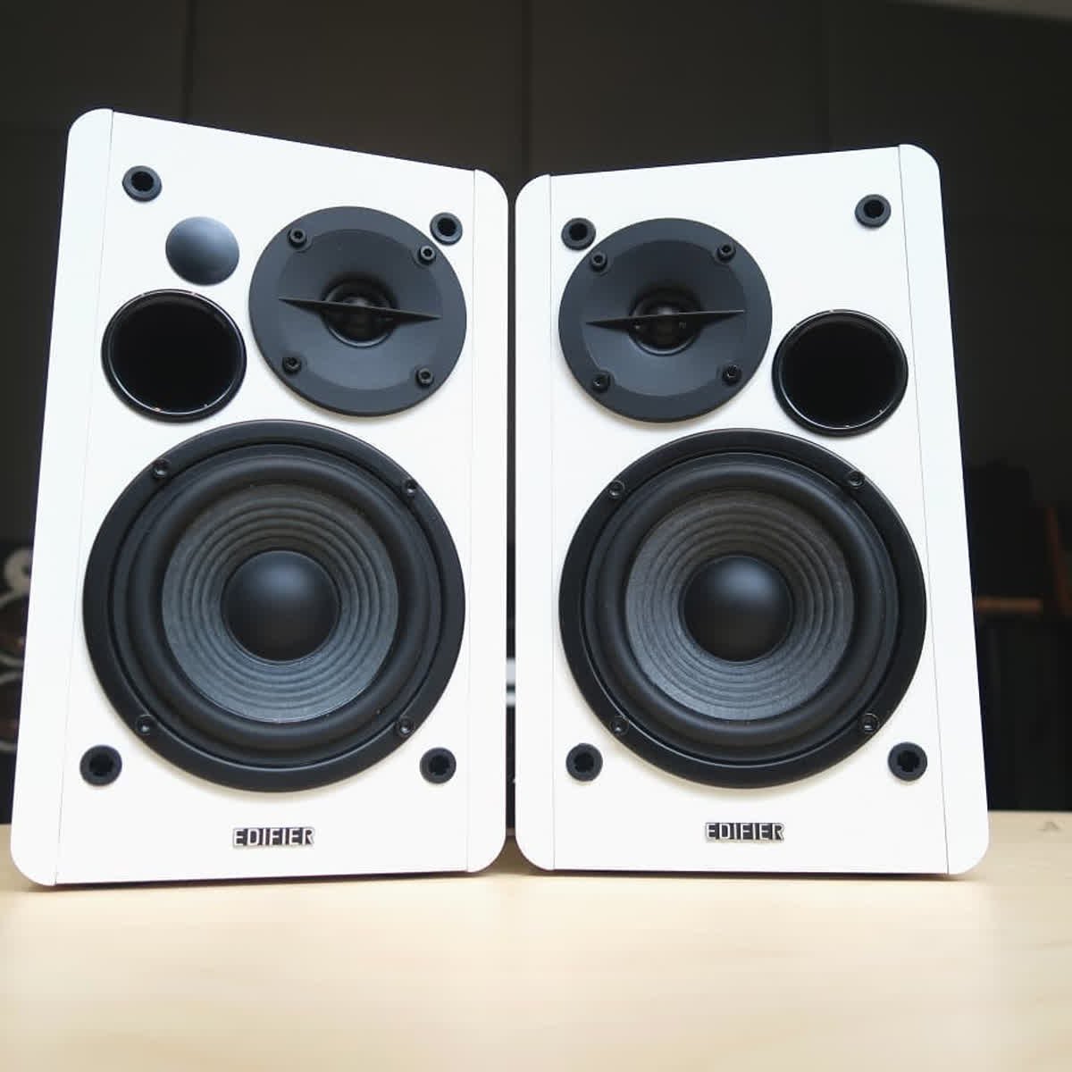 X 上的 Edifier Global：「The Edifier R1280T speakers are now available in  white. With the same trusted features as the already available R1280T's,  you are guaranteed the same incredible listening experience. 📸 @zococity.es