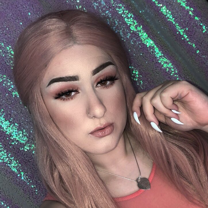 Peachy 🍑 

@TooFaced Sugar POP
@CrystalHeartsCo Laura Lash
@GerardCosmetics Colour Your Smile Gloss - Nude
@heahair_us Wig