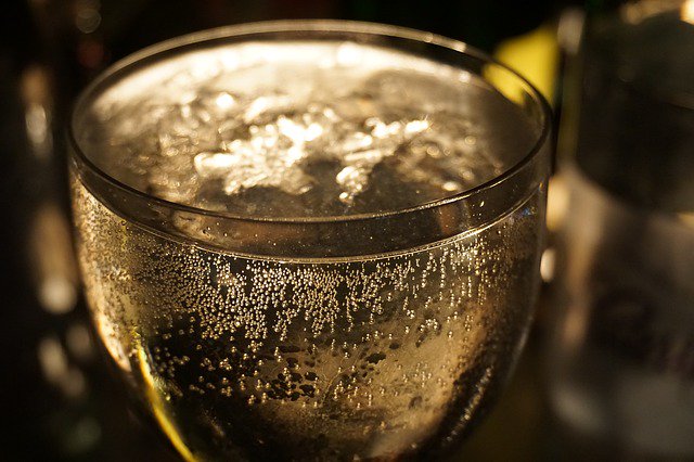 bodegamonton's tweet photo. It's nearly the weekend which means it's nearly Bodega Time! Celebrate the weekend in style this Friday and Saturday with selected cocktails 2 for 1 and Prosecco only £15 till 8pm!!

#cocktails #prosecco #bars #restaurants #monton Monton https://t.co/5fs6YjwAvK