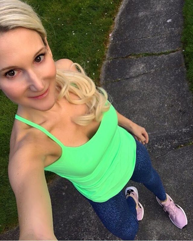 kimberly_mac11's tweet photo. Added a little colour to my 6am workout today (I am accused of wearing toooo much black) &amp; I was honestly surprised to find that what you wear really can influence how you feel. #bright #happy #inspired
 #livecolourfully #springtime #fit #healthy #powerf… https://t.co/elmxtKhcWt https://t.co/omMxpzL08D