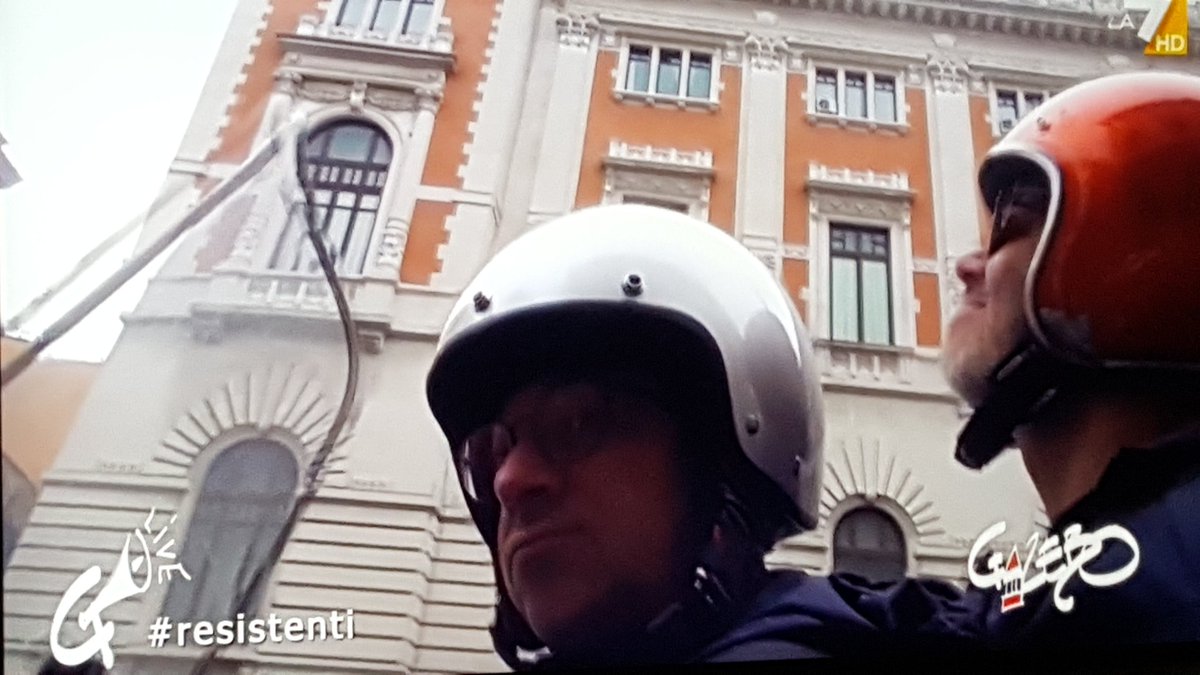 SignorVVolf's tweet image. Che nostalgia @SalernoSal e il suo scooter.. il mio presidente del @MovimentoArturo.. #propagandalive #resistenti