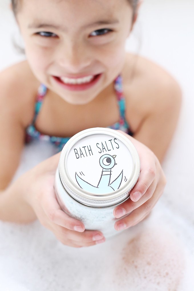 seevanessacraft's tweet image. Happy 16th BIRD-day, Pigeon! We are celebrating with bath salts inspired by Mo Willems’ The Pigeon Needs a Bath Book. This easy bath salt recipe will make bath time enjoyable, even for the fussiest of pigeons! @disneybooks #ReadMoWillems #AD seevanessacraft.com/2019/04/fizzy-…