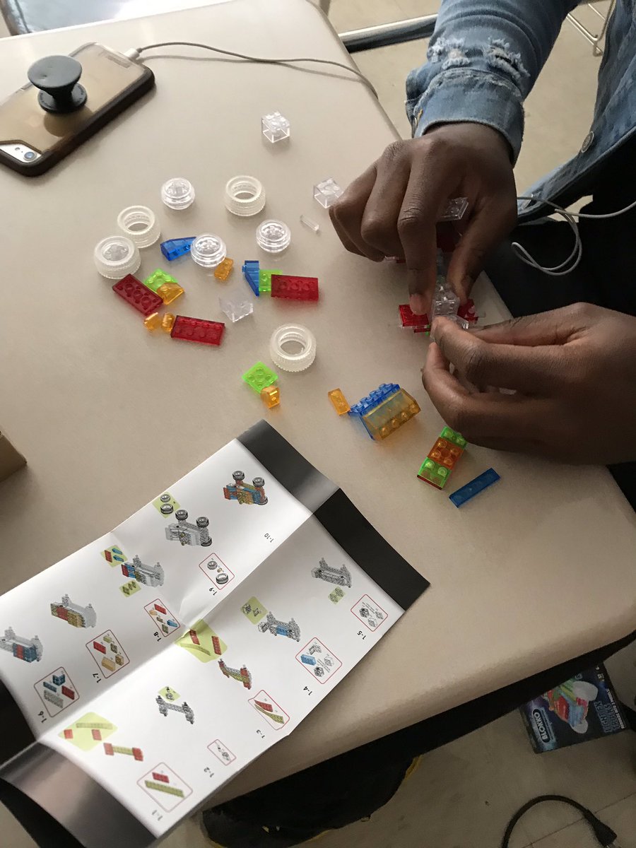 bridgeo74's tweet photo. STEM fun after the iReady! #evenbigkidslikelegos @JCHSOnline https://t.co/yJwNUqQzSA