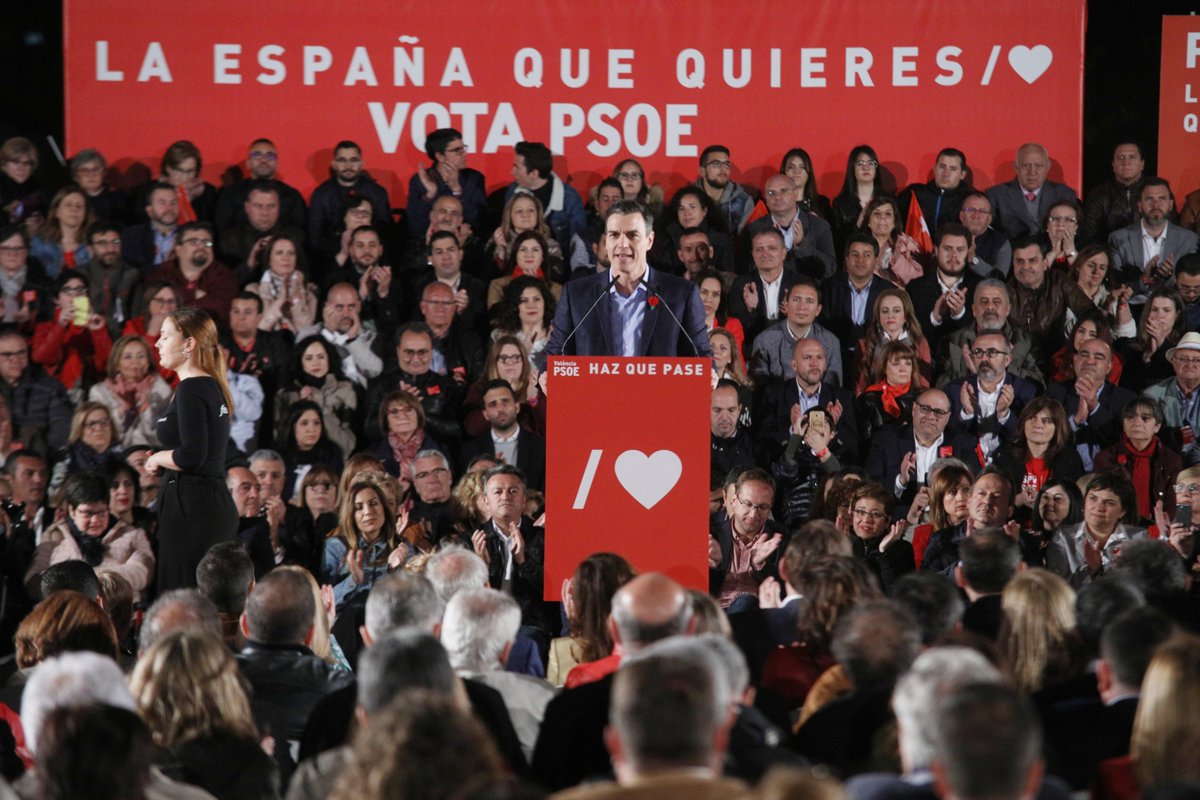 PSOE (@psoe) on Twitter photo /❤️<a href="/sanchezcastejon/">Pedro Sánchez</a>: Hemos tenido 7 años de un gobierno que, con una mano recortaban el Estado del Bienestar y con la otra se metían en el bolsillo el dinero de los españoles.
🙅♂️🙅♀️NO queremos volver a esa España‼️
#EstamosMuyCerca #HazQuePase #VotaPSOE /❤️<a href="/sanchezcastejon/">Pedro Sánchez</a>: Hemos tenido 7 años de un gobierno que, con una mano recortaban el Estado del Bienestar y con la otra se metían en el bolsillo el dinero de los españoles.
🙅♂️🙅♀️NO queremos volver a esa España‼️
#EstamosMuyCerca #HazQuePase #VotaPSOE
