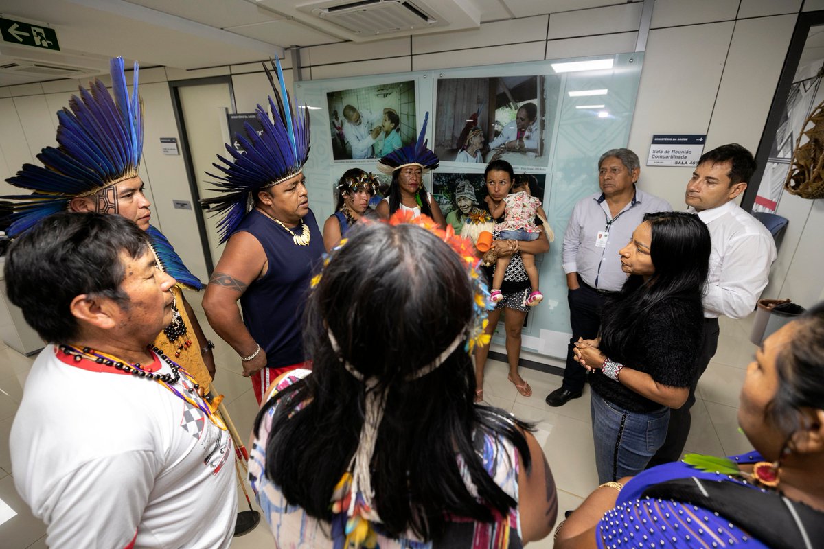 Lideranças da etnia Terena também estiveram na SESAI nesta sexta-feira e levaram suas reivindicações para a secretaria Sílvia Waiãpi.

#SaúdeIndígena