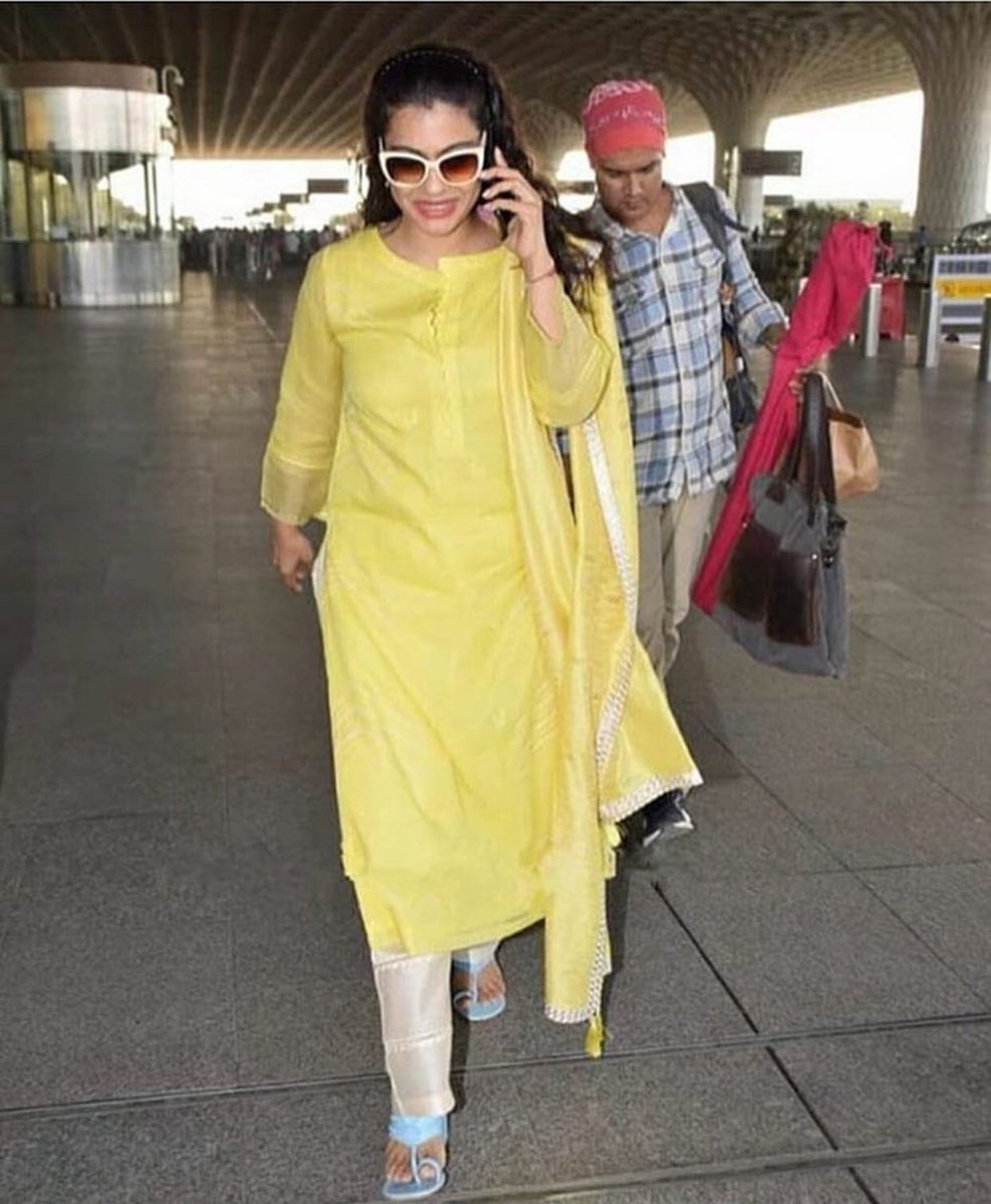 Kajol havaalanında görüntülendi 📸👀 #kajol #BollywoodActress #Bollywood #BollywoodNews #BollywoodCelebs